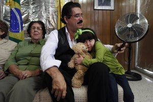 Zelaya y familia en la Embajada